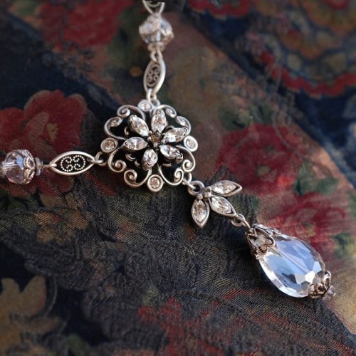 Naszyjnik vintage z białymi kryształami